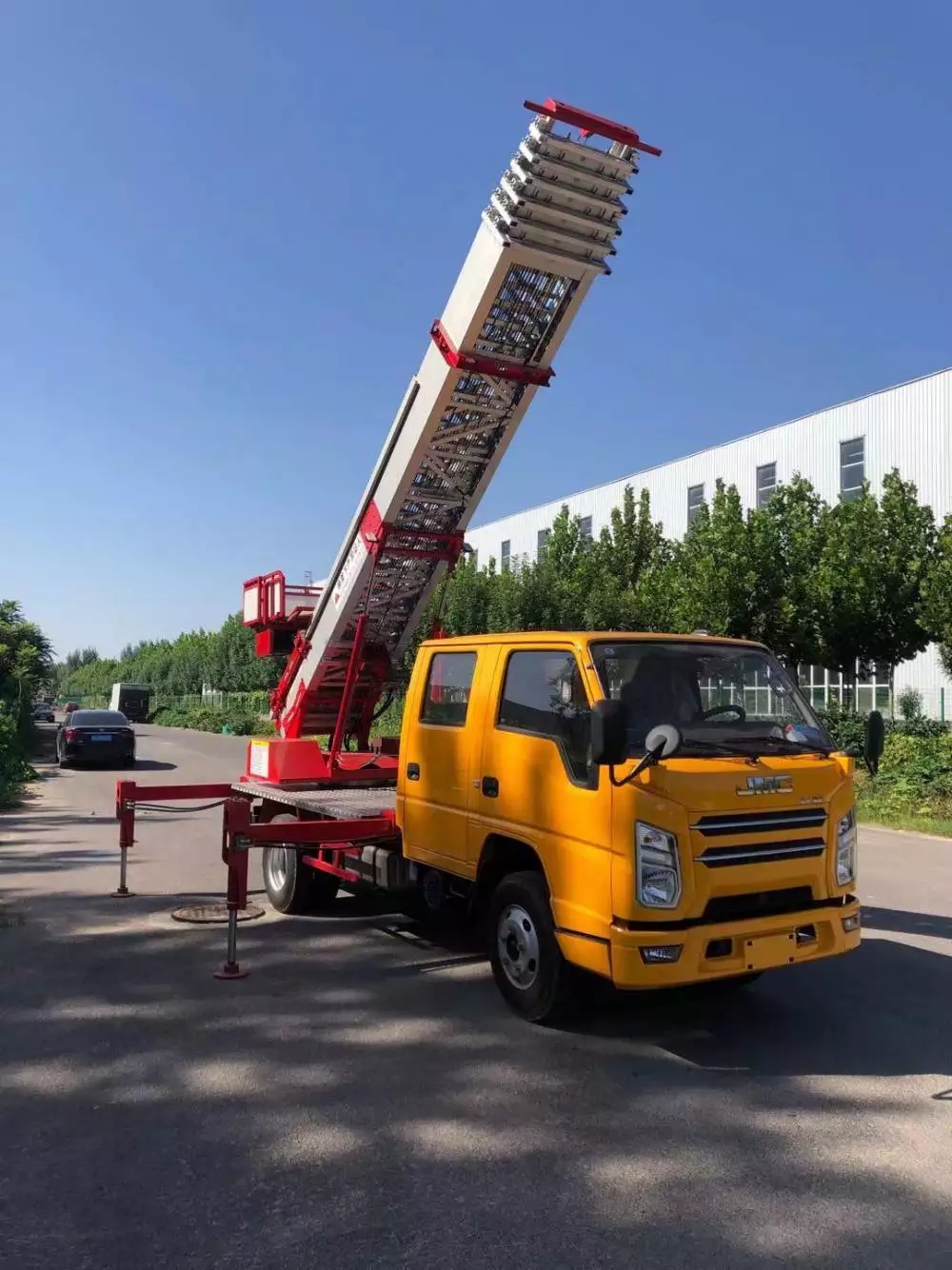 眉山附近的云梯车出租服务：轻松解决高空作业需求